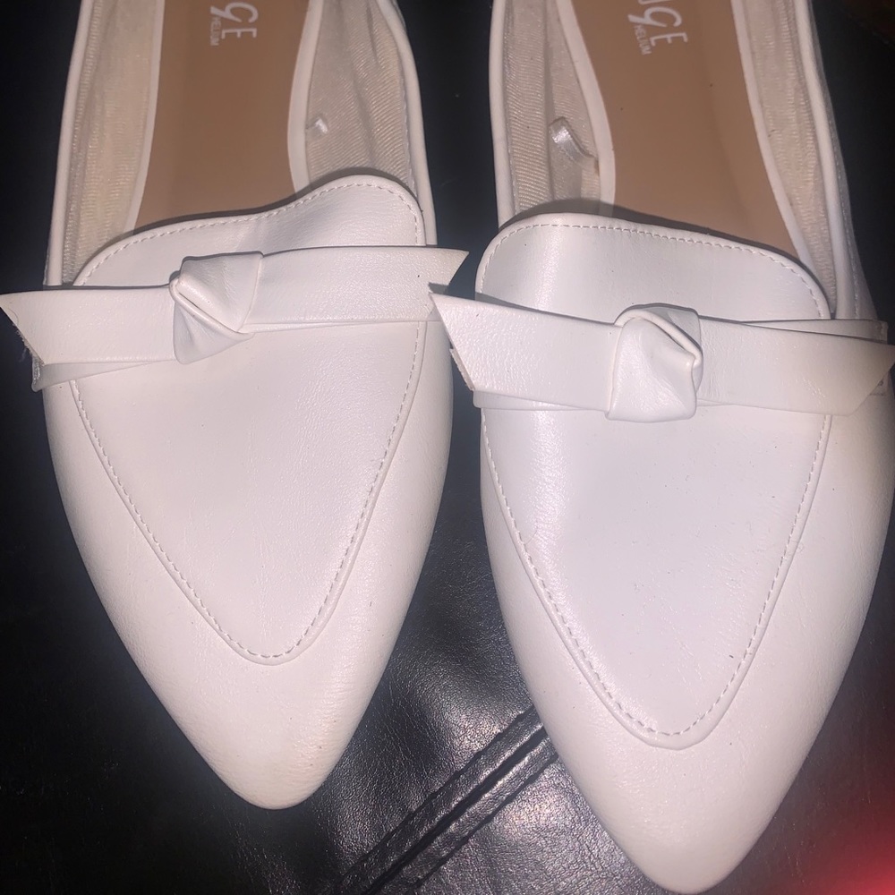 White pointed flat
